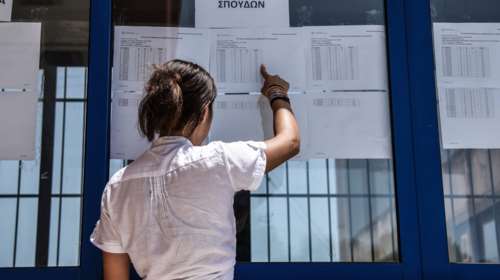 Πανελλήνιες 2022: Σε ποιες σχολές οι βάσεις έκαναν "βουτιά" 2.000 μορίων - Εννέα στους 10 πέρασαν εκεί που ήθελαν