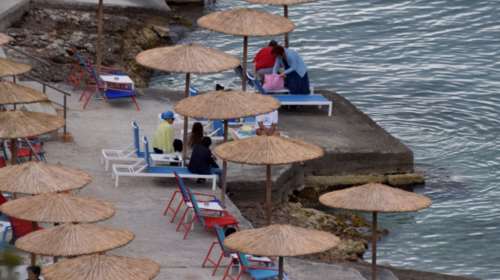Οι νέοι κανόνες στις παραλίες: Επιστρέφει ο καφές και τα τραπεζοκαθίσματα - Απαγορεύεται η μουσική και η παραμονή στο μπαρ