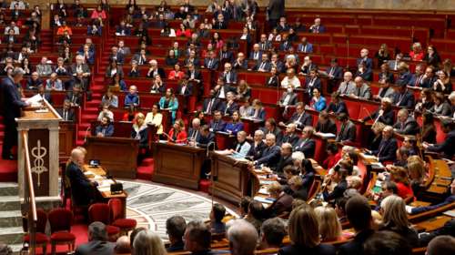 Μεγάλη &quot;ανάσα&quot; για τον Μακρόν: Καταψηφίστηκαν και οι δύο προτάσεις μομφής για τη σύνταξη στα 64