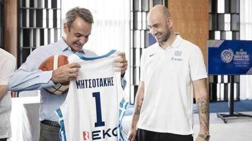 Ο Κυριάκος Μητσοτάκης συναντήθηκε με την Εθνική Μπάσκετ- Τα δώρα που του έκαναν οι διεθνείς και η Ομοσπονδία [εικόνες]