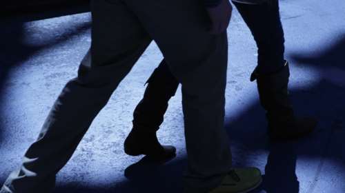 Νέο περιστατικό βίας μεταξύ ανηλίκων στην Καλλιθέα: Χτυπούσαν με μανία 14χρονο έξω από σχολείο - Συνελήφθη ο ένας