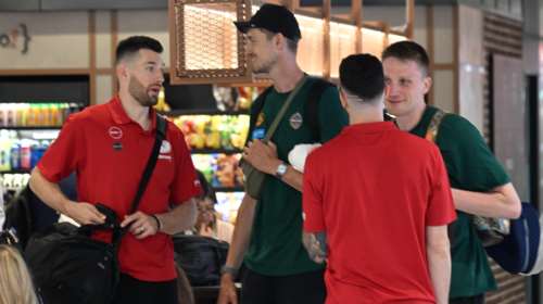 Πέταξαν για Άμπου Ντάμπι Ολυμπιακός και Παναθηναϊκός- Συνάντηση στο &quot;Ελ. Βενιζέλος&quot; και πολλά &quot;πηγαδάκια&quot; [εικόνες]