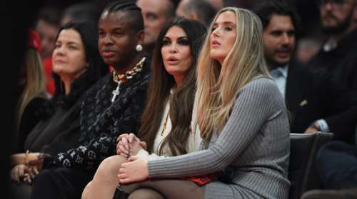 Κίμπερλι Γκίλφοϊλ: Η εντυπωσιακή συνεργάτιδά της που τράβηξε τα βλέμματα στο ΣΕΦ [εικόνες]