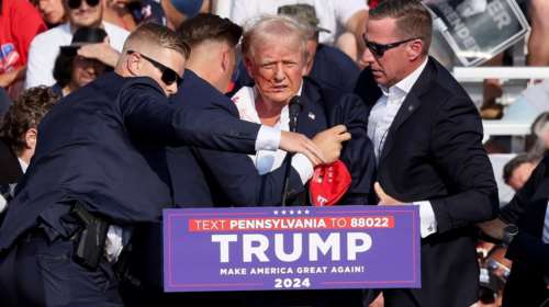 Έτσι σώθηκε ο Ντόναλντ Τραμπ από τον πυροβολισμό: Ελεύθερος σκοπευτής πέτυχε το όπλο του επίδοξου δολοφόνου