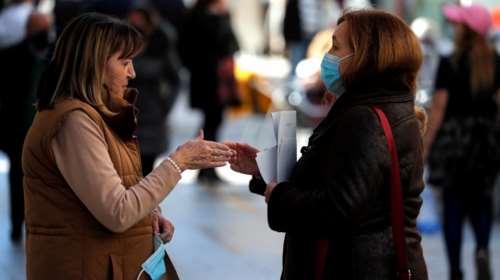 Διχασμένοι οι Ισπανοί με την κατάργηση της μάσκας: &quot;Θα συνεχίσω να φοράω&quot; - &quot;Ζω ελεύθερος ξανά&quot;