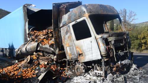 Κάηκε νταλίκα στην Eθνική οδό Κορίνθου-Άργους: Έγιναν στάχτη χιλιάδες πορτοκάλια [video-φώτο]