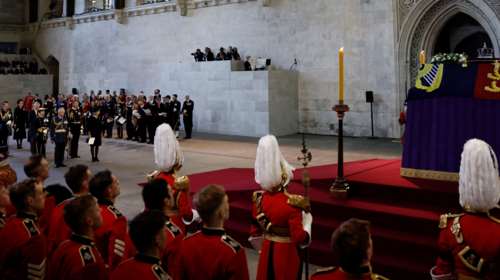 Live: Το Λονδίνο αποχαιρετά την Ελισάβετ - Έφτασε στο Ουέστμινστερ η πομπή - Συγκινημένοι Κάρολος, Γουίλιαμ και Χάρι