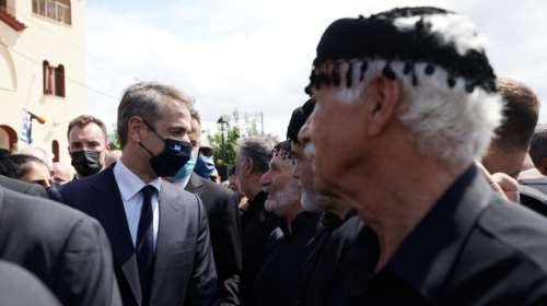 Κηδεία Μίκη Θεοδωράκη: Οι αποδοκιμασίες μερικών ανεγκέφαλων κατά Μητσοτάκη στον Γαλατά Χανίων [βίντεο]