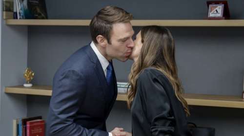 ΣΥΡΙΖΑ: Το "φιλί της ζωής" για να πέσουν οι τόνοι - Σύστημα... ΚΚΕ για να "κοπούν" οι πικραμένοι στα κανάλια