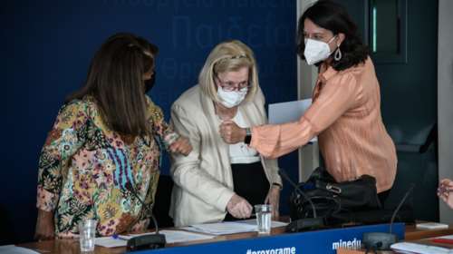 Εμβολιασμός παιδιών: Ποιες είναι οι πιθανές παρενέργειες - Θεοδωρίδου και Παπαευαγγέλου απαντούν στις απορίες γονιών