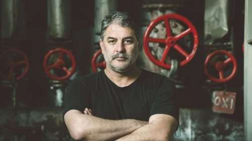 Ο Βασίλης Μπισμπίκης εγκαινιάζει το νέο Cartel: Σε παλιό εργοστάσιο στο Αιγάλεω - Η αιρετική παράσταση που ανεβάζει