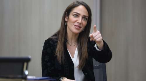 Η Δόμνα Μιχαηλίδου αυτοτρολάρεται για το σαρδάμ με την κατακράτηση - &quot;Αν δεν γελάς με τον εαυτό σου&quot; [βίντεο]