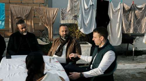 Σε καταυλισμό Ρομά στα Σαγαίικα ο Κασσελάκης: Είσαι ο πρώτος πολιτικός που μας επισκέπτεται, του είπαν [Εικόνες]