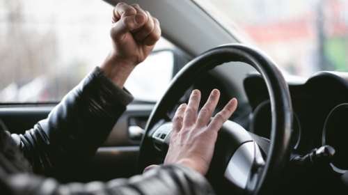 Οι οδηγοί που οδηγούν θυμωμένοι ή λυπημένοι έχουν σχεδόν δέκα φορές περισσότερες πιθανότητες να εμπλακούν σε τροχαίο