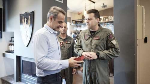 Στην 111 Πτέρυγα Μάχης ο Μητσοτάκης όπου υπηρέτησε πριν 33 χρόνια: Το δώρο των πιλότων και η πρόσκληση για πτήση με μαχητικό