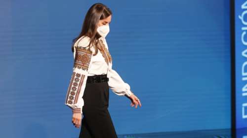 Bασίλισσα Λετίσια: Η powerful εμφάνιση με "μήνυμα" στήριξης στην Ουκρανία στα ρούχα της