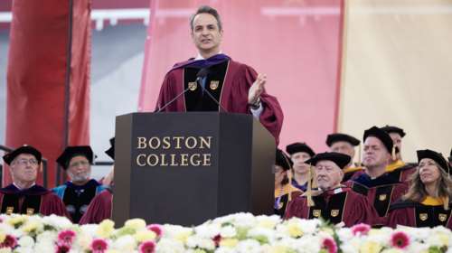 Μητσοτάκης στην τελετή αποφοίτησης του Πανεπιστημίου της Βοστόνης: "Έχω εμπιστοσύνη στη γενιά σας"