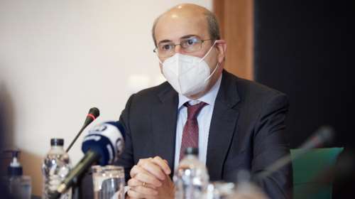 Πώς απαντά ο Χατζηδάκης στον Τσίπρα για τη Μαλαματίνα: Ψευδολογία, δημαγωγία και δυο λαλούν και τρεις χορεύουν