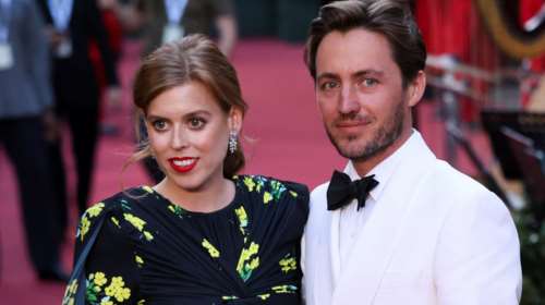 Πριγκίπισσα Βεατρίκη: Η κόρη της Σιένα Ελίζαμπεθ περπατά στην εξοχή ξυπόλητη με φλοράλ φόρεμα