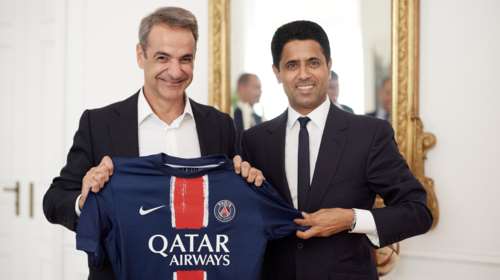 Στην Αθήνα ο πάμπλουτος ιδιοκτήτης της Παρί Σεν Ζερμέν- Η φανέλα που χάρισε στον Μητσοτάκη και η αποθέωση στον Ολυμπιακό