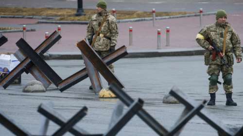 Συγκλονιστικές εικόνες: Oι Ουκρανοί στήνουν οδοφράγματα στο Κίεβο για να αντιμετωπίσουν τον ρωσικό στρατό