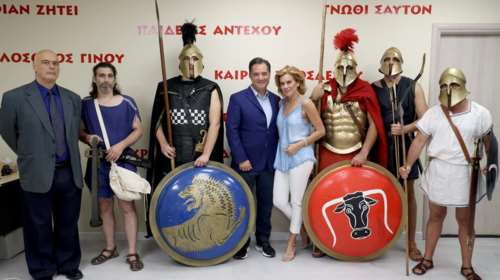 Τρολάρισμα στον Άδωνι Γεωργιάδη για τις φωτογραφίες με &quot;αρχαίους Έλληνες&quot; οπλίτες - &quot;Προτιμάτε ομοίωμα του Τσε;&quot;