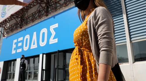 Κορονοϊός: Σχεδόν 2.900 έγκυες και λεχώνες νόσησαν το 2021 - Μόλις το 7,7% είχε εμβολιαστεί