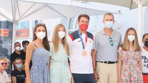 Το summer dress της βασίλισσας Λετίσια: Η εμφάνιση με διαχρονικό navy look που δεν φεύγει ποτέ από τη μόδα