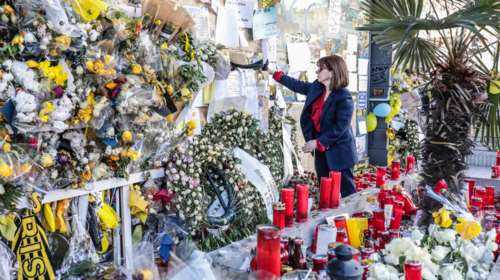 Η Κατερίνα Σακελλαροπούλου στον τόπο δολοφονίας του Άλκη: Άφησε ένα λουλούδι στη μνήμη του [εικόνες]