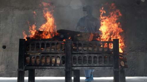 Σοκαριστικές εικόνες από την πανδημία στην Ινδία: Καίνε νεκρούς σε υπαίθρια κρεματόρια [εικόνες -βίντεο]