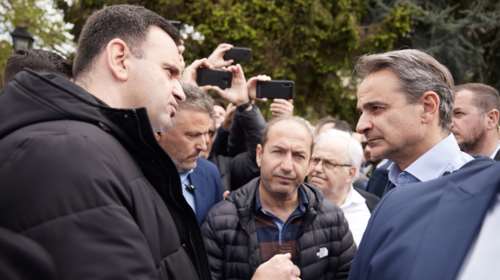 "Θερμή" υποδοχή Μητσοτάκη στην Καβάλα από τους απολυμένους στα Λιπάσματα [βίντεο]