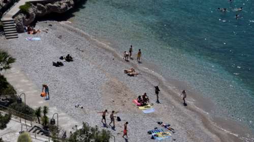 Κορονοϊός - Καθηγητής Βατόπουλος: Ετσι θα κάνουμε μπάνιο στη θάλασσα - Τι ισχύει για την άμμο και το νερό