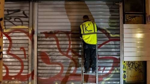 Δήμος Αθηναίων: Εορταστική επιχείρηση αντι-γκράφιτι στο κέντρο - Φωτογραφίες πριν και μετά