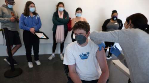 Η Γερμανία συστήνει εμβολιασμό με Pfizer μόνο παιδιών και εφήβων 12-17 ετών με υποκείμενα νοσήματα