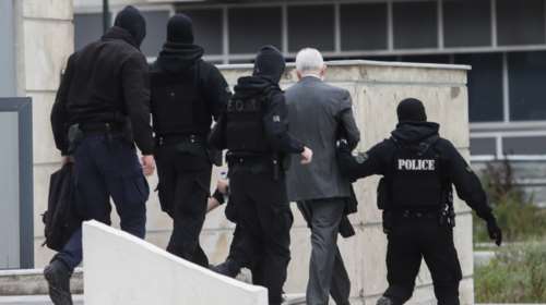 Πέτρος Φιλιππίδης: Οι πρώτες εικόνες με την έξοδό του από τα δικαστήρια -  Εφυγε σχεδόν τρέχοντας