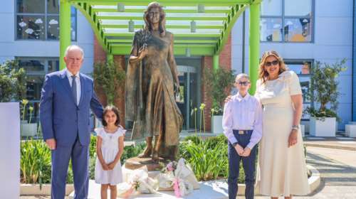 Μαριάννα Β. Βαρδινογιάννη: Συγκίνηση στα αποκαλυπτήρια του αγάλματος στο Ογκολογικό Νοσοκομείο Παίδων