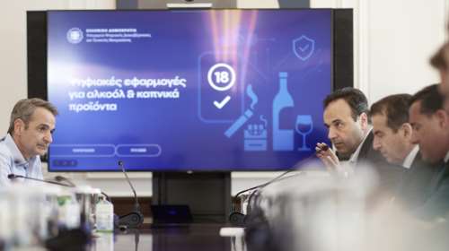 Σύσκεψη στο Μαξίμου για την προστασία ανηλίκων από αλκοόλ και καπνό: Τρία νέα ψηφιακά εργαλεία