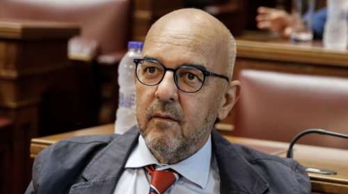 Το περίεργο σχόλιο Παπαδημητρίου για τον στίχο του Βλάχου: Στη Μακρόνησο έβαζαν τους εξόριστους σε σάκο μαζί με γάτες