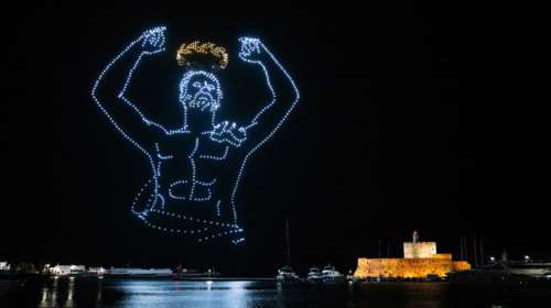 DRNS Drone Light Show: Ο Κολοσσός της Ρόδου αναβίωσε στον ουρανό με 1.000 drones