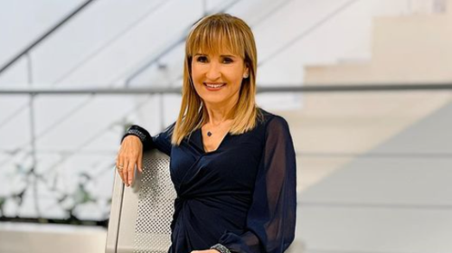 Μάρα Ζαχαρέα: Το πρωινό μαύρο ταγιέρ της είναι η επιτομή της κομψότητας - Οι ιδιαίτερες μανσέτες και η μίνι φούστα