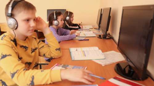 Ουκρανία - Ζωή εν μέσω πολέμου: Τα παιδιά του Κιέβου επιστρέφουν στο σχολείο με τηλεκπαίδευση