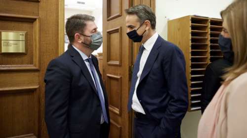 Εκλογική πίεση κυβέρνησης σε ΚΙΝΑΛ για ενδεχόμενη συνεργασία - Οι αιχμές για... ΣΥΡΙΖΑ και η απάντηση Ανδρουλάκη