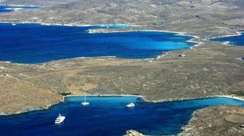 Πυρκαγιά ξέσπασε στο νησί Ρήνεια