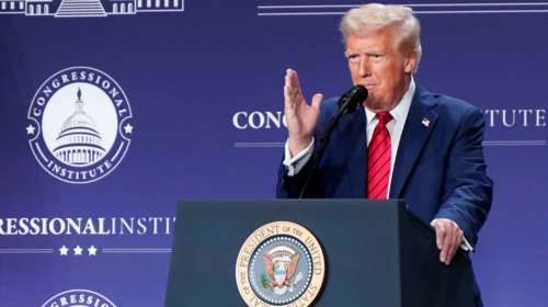 ΗΠΑ: Ο Τραμπ &quot;παγώνει&quot; επιδόματα και δάνεια - Πλήγμα για την Παιδεία, την Υγεία και τους πυρόπληκτους