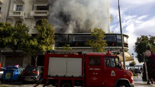 Θεσσαλονίκη: Φωτιά σε κατάστημα εστίασης στη Λεωφόρο Νίκης - Απεγκλωβίστηκαν ηλικιωμένοι και κατοικίδια