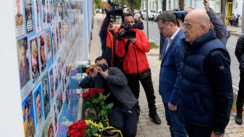 Σε καταφύγιο του Κιέβου ο Νίκος Δένδιας - Ήχησαν οι σειρήνες κατά την επίσκεψή του στην Ουκρανία