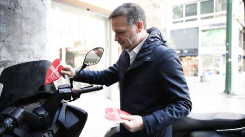 Ο Χάρης Δούκας άφησε ραγισμένες καρδούλες σε παράνομα παρκαρισμένα οχήματα για τον Άγιο Βαλεντίνο - &quot;Δεν μ&#39; αγαπάς&quot;