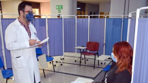 Εμβόλια κορονοϊού και γρίπης: Ο Μαγιορκίνης διευκρινίζει αν μπορούν να γίνουν την ίδια ημέρα