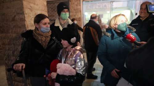 Φτάνουν στον Προμαχώνα Σερρών δακρυσμένοι οι Ουκρανοί πρόσφυγες - Ανοίγουν τα σπίτια τους οι Έλληνες [βίντεο]