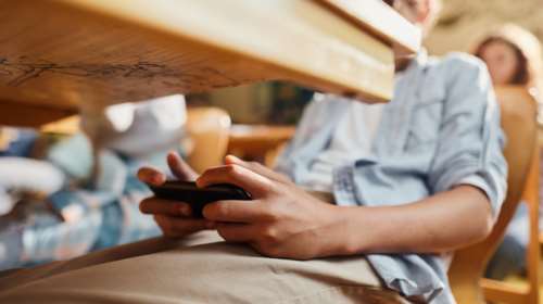 Στην Πάτρα η πρώτη αποβολή για χρήση κινητού στο σχολείο - Τι καταγγέλλουν οι γονείς του μαθητή